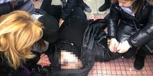 Λιποθύμησε γυναίκα-μέλος Συλλόγου Θανόντων Συζύγων μπροστά στα ΜΑΤ