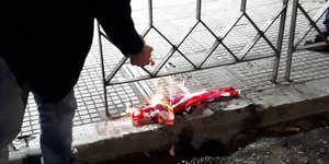 Eκαψαν την αμερικάνικη σημαία στην Θεσσαλονίκη/ Φωτογραφία: thestival.gr 