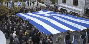 Η τεράστια ελληνική σημαία στην κηδεία του Κωνσταντίνου Κατσίφα / Φωτογραφία: Intimenews/ΠΑΠΠΑ ΠΑΡΑΣΚΕΥΗ