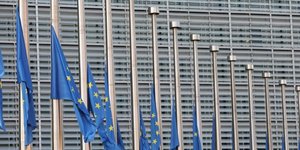 Μεσίστειες οι σημαίες στην Κομισιόν/Φωτογραφία: twitter