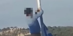 Οι άγνωστοι νεαροί καθώς κατεβάζουν την ελληνική σημαία