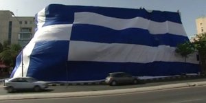 Η μεγαλύτερη ελληνική σημαία για χάρη της Εθνικής ομάδας -Γαλανόλευκη 1.650 τετρ