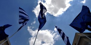 Οι σημαίες της ΕΕ και της Ελλάδας/ Φωτογραφία:Eurokinissi