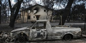 Καμμένο σπίτι και αυτοκίνητο /Φωτογραφία intime news