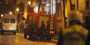 Επίθεση με γκαζάκια στο πολιτικό γραφείο του Κώστα Σημίτη [εικόνες]