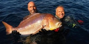 Ο Βαγγέλης Λαγκώνας με την συναγρίδα του /Φωτογραφία: politischios.gr