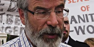 Σάλος σε Ιρλανδία και Βρετανία από τη σύλληψη του Τζέρι Ανταμς