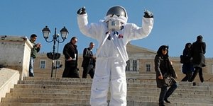 Πρωτοφανές... Αστροναύτες «προσγειώθηκαν» στο Σύνταγμα [εικόνες]