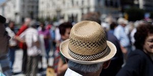 Κομπίνες δεκαετίας και «τρύπα» 70 εκατ. ευρώ: Δεν δήλωναν τους θανάτους συγγενών