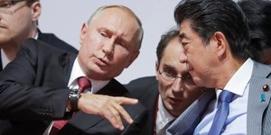 Ο Βλαντίμι Πούτιν & ο Σίνζο Αμπε (Φωτογραφία: Mikhail Metzel/TASS News Agency Pool Photo via AP)