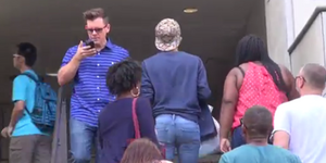 Φαρσέρ ρωτάει τη Σίρι πράγματα που θα έκαναν ακόμη και κινητό να κοκκινίσει -Κατ