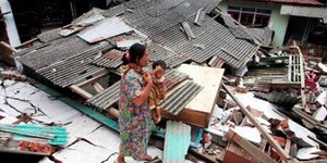 Eικόνες βιβλικής καταστροφής από το σεισμό στην Ινδονησία [βίντεο]