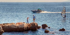 Το Λιμεναρχείο Σαρωνικού βάζει «φρένο» σε σκαφάτους και τολμηρούς λουόμενους / Φωτογραφία: Eurokinissi (αρχείο)