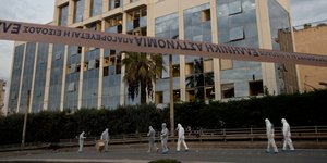 Η είδηση της έκρηξης βόμβας στα γραφεία του ΣΚΑϊ έκανε το γύρο του κόσμου (Φωτογραφία: ΑΡ/Petros Giannakouris)