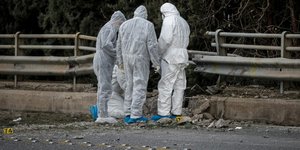 Στελέχη της αντιτρομοκρατικής έξω από το κτίριο του ΣΚΑΪ / Φωτογραφία: EUROKINISSI/ΣΤΕΛΙΟΣ ΜΙΣΙΝΑΣ