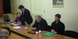 «Μπλόκο» στον Σκανδαλίδη στη Λάρισα: «Ψεύτες» και «Κλέφτες» φώναζαν οι συγκεντρω