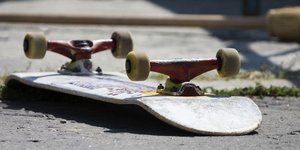 Ανήλικος παρέσυρε και σκότωσε ηλικιωμένη με... σκέιτμπορντ