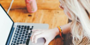 Mια γυναίκα εργάζεται μπροστά από υπολογιστή/ Φωτογραφία: Pexels/ Pixabay