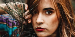 Γυναίκα με κόκκινο κραγιόν /Φωτογραφία: Unsplash/Felipe Bustillo