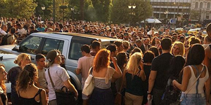 Χαμός από τους θαυμαστές της Lady Gaga στο κέντρο της Αθήνας -Πολιόρκησαν το ξεν