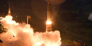 H Νότια Κορέα εκτοξεύει πυραύλους Hyunmu-2 στη διάρκεια ασκήσεων με τις ΗΠΑ σε αντίποινα για την τελευταία εκτόξευση πυραύλου από την Πιονγιάνγκ (ΦΩΤΟΓΡΑΦΙΑ: ΑΡ) 