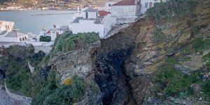 Μια ολόκληρη γειτονιά βρίσκεται στο χείλος του γκρεμού (Φωτογραφία: EUROKINISSI/ΓΙΩΡΓΟΣ ΠΟΥΛΙΟΣ)