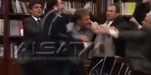 Αναψαν τα αίματα στη Βουλή των Σκοπίων: Bουλευτές βρίστηκαν και πιάστηκαν στα χέ