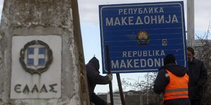 Οι νέες πινακίδες στη Βόρεια Μακεδονία / Φωτογραφία: AP Photo/Boris Grdanoski