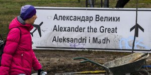 Αρχισαν να κατεβάζουν τις πινακίδες για το αεροδρόμιο των Σκοπίων (Φωτογραφία: ΑΠΕ/ EPA/GEORGI LICOVSKI)