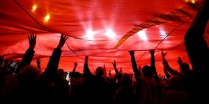 Οπαδοί του ΟΧΙ πανηγυρίζουν στα Σκόπια για τη χαμηλή προσέλευση στις κάλπες την Κυριακή (Φωτογραφία: ΑΡ/Thanassis Stavrakis)