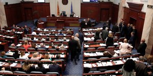Oι εν λόγω βουλευτές είχαν στηρίξει στη θυελλώδη συνεδρίαση της Βουλής στις 19/10/2018 την αναθεώρηση του Συντάγματος (Φωτογραφία: ΑΡ/Boris Grdanoski)