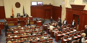 Το αίτημα απορρίφθηκε με ψήφους 49 υπέρ και 9 κατά (Φωτογραφία: ΑΡ/Boris Grdanoski)