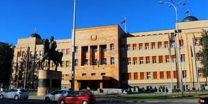 Το κτίριο της Βουλής της ΠΓΔΜ στα Σκόπια (Φωτογραφία: Wikimedia Commons) 