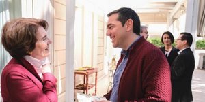 Η Φωτεινή Σκοπούλη με τον πρωθυπουργό Αλέξη Τσίπρα στο Μαξίμου / Twitter