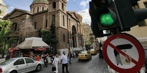 Οργή στο Κολωνάκι: Πάρκαρε το τζιπ του πάνω στο πεζοδρόμιο -Ούτε τη ράμπα αναπήρ