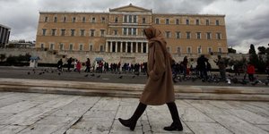 Γυναίκα έξω από την Βουλή/ Φωτογραφία: Eurokinissi- ΧΑΣΙΑΛΗΣ ΒΑΙΟΣ