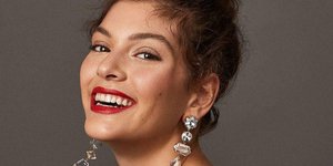 Τα σκουλαρίκια είναι το αξεσουάρ που θα απογειώσει τις γιορτινές εμφανίσεις σας/ Φωτογραφία: Instagram @baublebar 