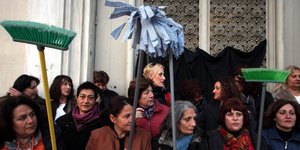 Σφουγγαρίστρες εναντίον γκλοπ -Ενταση έξω από το Γενικό Λογιστήριο του Κράτους α