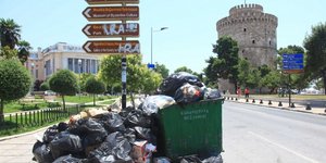 Σούβλισμα... δίπλα στα σκουπίδια λόγω αποχής των εργαζομένων στην καθαριότητα!