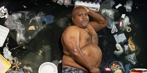 Καμπάνια για την παγκόσμια ρύπανση: Ποζάροντας με τα σκουπίδια μιας εβδομάδας -Κ