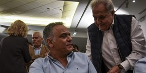 Ο Πάνος Σκουρλέτης με τον Αλέκο Φλαμπουράρη/ Φωτογραφία: EUROKINISSI- ΤΑΤΙΑΝΑ ΜΠΟΛΑΡΗ