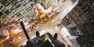 Παράτολμος φωτογράφος σκαρφαλώνει στην κορυφή των ψηλότερων κτιρίων του κόσμου κ