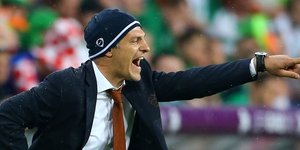 Οπαδός φίλησε στο στόμα τον προπονητή της Κροατίας [εικόνα]