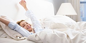 Δυσκολεύεστε να ξυπνήσετε; Ιδού πώς θα γίνετε πρωινοί τύποι με 10 απλά βήματα