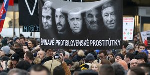 Εκατοντάδες χιλιάδες Σλοβάκοι ζητούν την παραίτηση της κυβέρνησης Φίτσο (Φωτογραφία: ΑΡ)