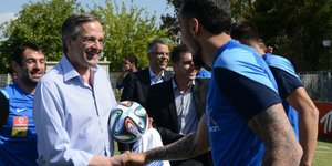 Στην προπόνηση της Εθνικής ο πρωθυπουργός