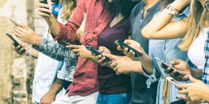 Στη σειρά με το smartphone στο χέρι