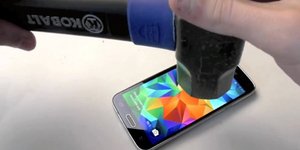 Παρανοϊκό τεστ αντοχής με σφυρί σε Galaxy S5 πάει πολύ στραβά: Μια απρόοπτη έκρη