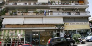 Πλήθος συγγενών και φίλων έχουν κατακλύσει το σπίτι του άτυχου πιλότου