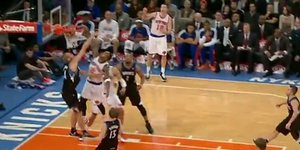 Εκπληκτικό κάρφωμα γκαρντ στο πρόσωπο αντιπάλου σέντερ [βίντεο]